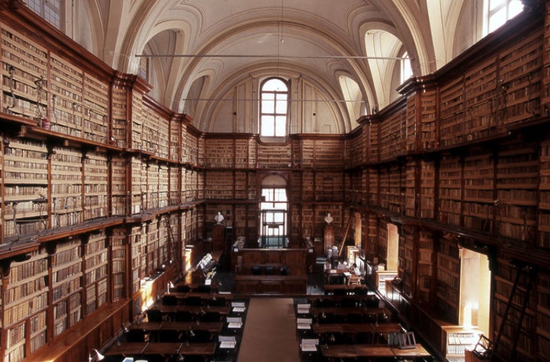 Il Salone Vanvitelliano della Biblioteca Angelica
