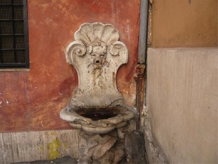 Rom, Brunnen in der Via della Tribuna di San Carlo verschwunden, möglicherweise bei Restaurierung gestohlen Rom, Brunnen in der Via della Tribuna di San Carlo verschwunden, möglicherweise bei Restaurierung gestohlen