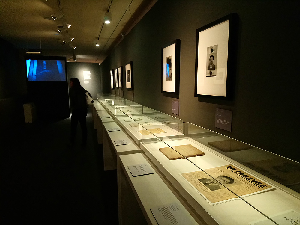 Sala della mostra sul grande surrealismo a Pisa