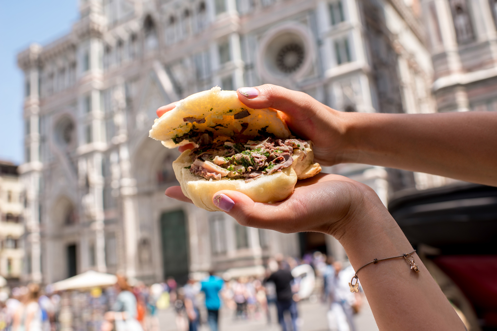 Turista mostra il suo panino davanti al Duomo di Firenze
 Turista mostra il suo panino davanti al Duomo di Firenze