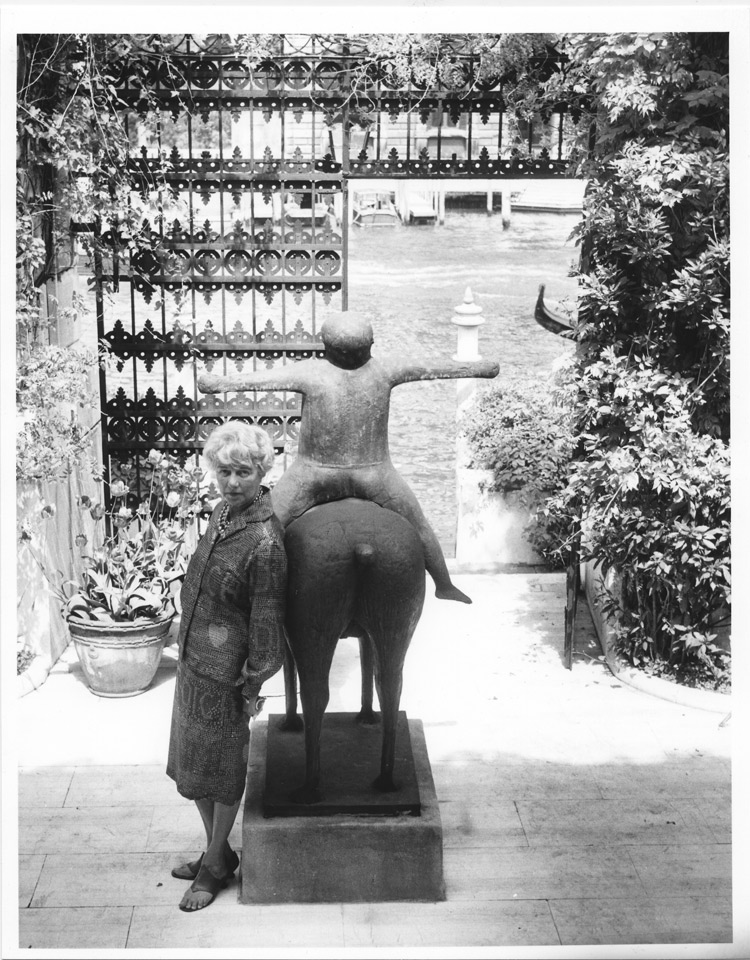 Peggy Guggenheim con l'Angelo della città di Marino Marini