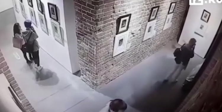 Il momento prima del crollo della parete
 Il momento prima del crollo della parete