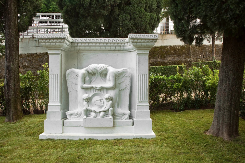 Maurizio Cattelan, Untitled (2010; marmo, 155 x 140 x 40 cm). Opera presentata alla XIV Biennale di Carrara Maurizio Cattelan, Untitled (2010; marmo, 155 x 140 x 40 cm). Opera presentata alla XIV Biennale di Carrara