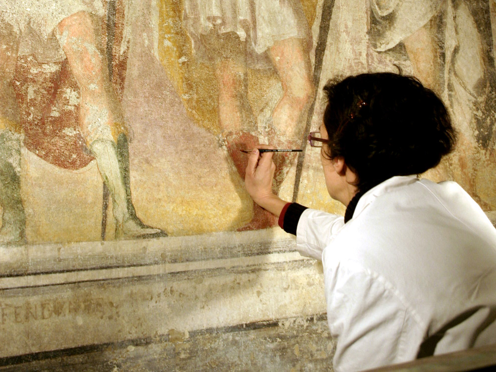 Restauratrice all'opera nella basilica di Sant'Eustorgio a Milano. Ph. Credit Giovanni Dall'Orto