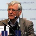 Addio allo scrittore Amos Oz, di recente aveva dichiarato di essere a favore di un esame prima di poter votare