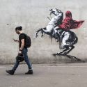 Banksy conferma, sono suoi i murali sui migranti comparsi a Parigi lo scorso 25 giugno
