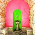 Carrara, azione degli street artist: la fontana seicentesca si colora di tinte acide