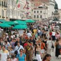 A Venezia spuntano i tornelli per gestire le masse di turisti nel ponte del primo maggio