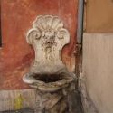 Roma, sparita fontanella da via della Tribuna di San Carlo, forse rubata durante restauro