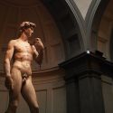 Galleria dell'Accademia di Firenze, denuncia della Cgil: ventagli di cartone al posto dell'aria condizionata