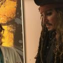 Parigi, Johnny Depp si traveste da Jack Sparrow e fa visita ai bambini malati in ospedale