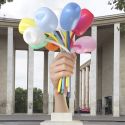 Francia, personalità della cultura firmano appello per dire no al dono oneroso di Jeff Koons