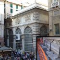 A Genova si interviene sull'estetica di un monumento per evitare che le persone si siedano sui gradini