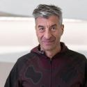 Maurizio Cattelan diventa mecenate, dona 30.000 euro ai giovani artisti dell'Accademia di Carrara e allestirà un'opera con loro