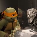 Una tartaruga ninja si aggira tra le sale del Metropolitan Museum
