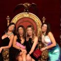 Napoli, insulto a Palazzo Reale: quattro donne si fanno un selfie sul trono borbonico