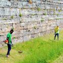 Paestum, gli immigrati del centro d'accoglienza contribuiscono alla manutenzione del Parco Archeologico