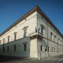Ferrara, torna a splendere la facciata di Palazzo dei Diamanti: finito il restauro