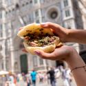 Firenze, il Comune vieta di mangiare panini per strada. Nei giorni in cui apre il festival dello Street Food...