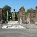 Ennesimo atto di inciviltà: turista francese si siede su colonna degli scavi di Pompei e posta la foto