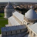 Vuoi vedere la Torre di Pisa? Prima passi dalle bancarelle. Si studia percorso da stazione di servizio autostradale