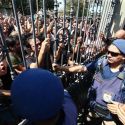 I cittadini di Rio protestano contro la devastazione del Museo Nazionale. La polizia usa i lacrimogeni