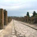 Turista inciampa accidentalmente e provoca la caduta di una colonna negli scavi di Pompei