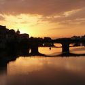 Un'auto sfonda la porta di Palazzo Medici Riccardi, ma è per le riprese di un film: rinviato il restauro delle statue di Ponte Santa Trinita