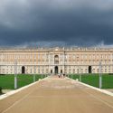 Reggia di Caserta, si stacca un pezzo di capitello dalla facciata a causa del maltempo