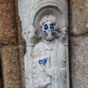 Santiago di Compostela, vandalismo sulla facciata della Cattedrale: scultura del XII secolo diventa batterista dei Kiss