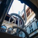 Ecco il grande scivolo di Carsten Höller a Palazzo Strozzi. Siete pronti a tuffarvi dai suoi 20 metri d'altezza?