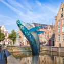 La Triennale di Bruges 2018 all'insegna della liquidità, tra baci sull'acqua, città volanti e spazi d'accoglienza ideali
