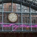 La scritta al neon rosa di Tracey Emin conquista la stazione londinese di St.Pancras International