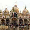 Venezia, arriva il “daspo” per i turisti cafoni: i maleducati saranno espulsi dalla città