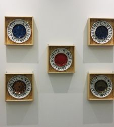 Ironía, erotismo, vida: las raras y preciosas cerámicas de los poetas visuales expuestas en el CAMeC
