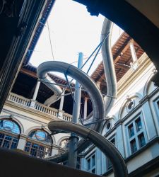 Ecco il grande scivolo di Carsten Höller a Palazzo Strozzi. Siete pronti a tuffarvi dai suoi 20 metri d'altezza?