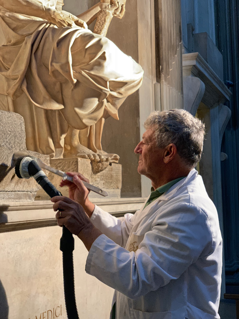 Antonio Forcellino restaura la Madonna Medici
. Ph. Credit Andrea Jemolo