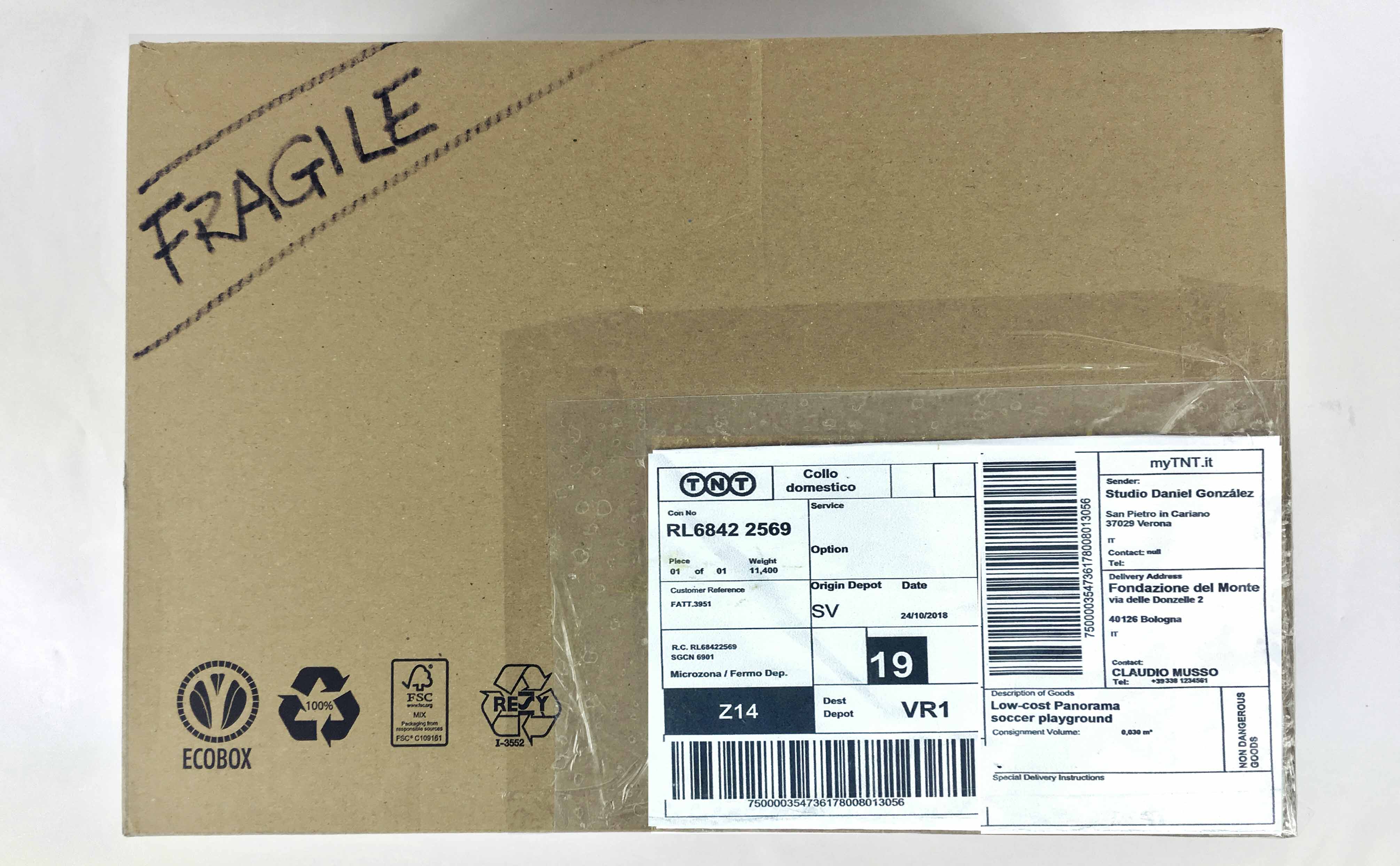 Daniel González, Low-cost Panorama (2018-19; architettura effimera, campo da calcio gonfiabile e imballaggio). Courtesy l’artista
