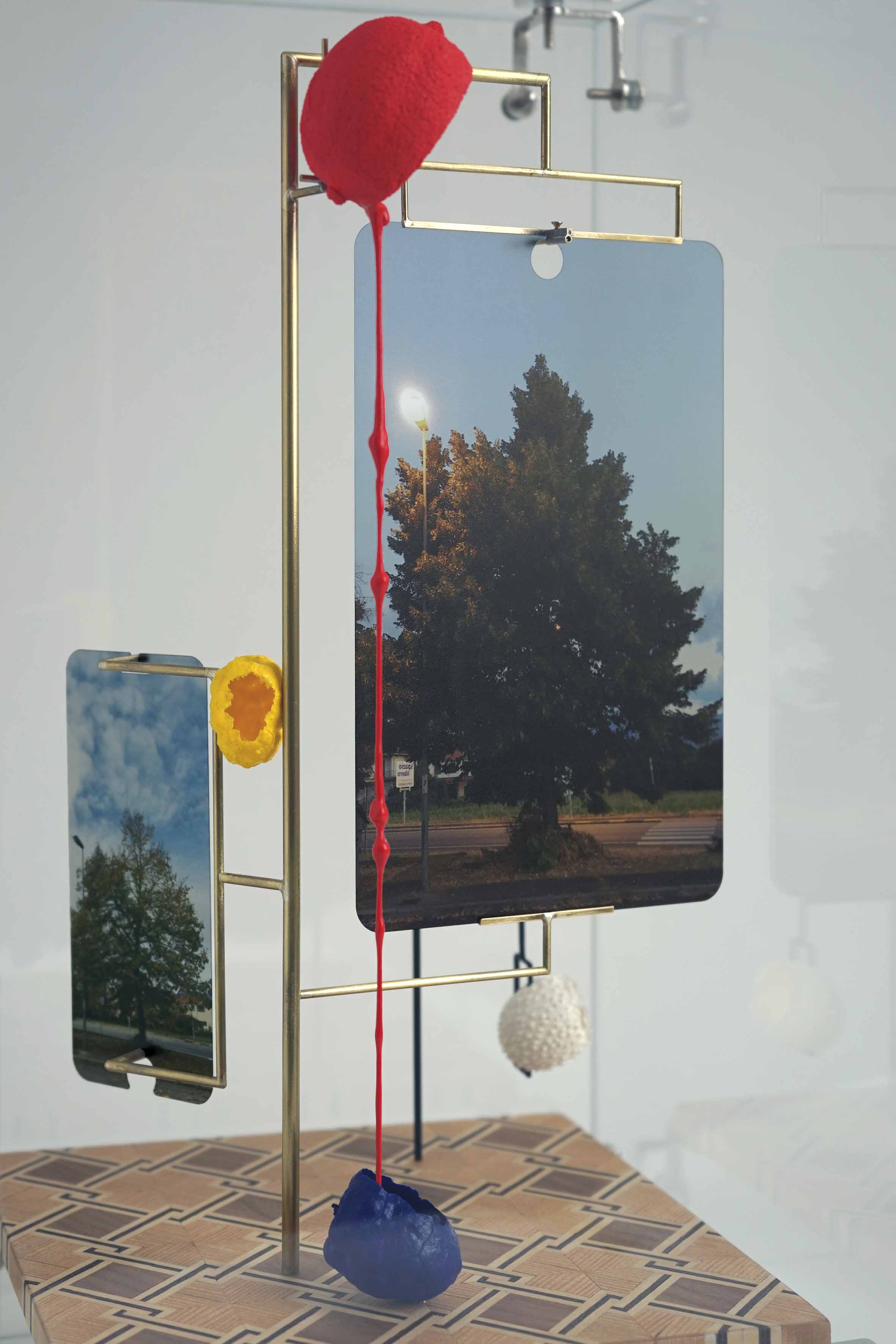 David Casini, Spazio libero (2018; vetro, legno intarsiato, ottone, resina, vetro temperato, stampa digitale UV, 45 x 26 x 26 cm). Courtesy Galleria CAR drde, Bologna
