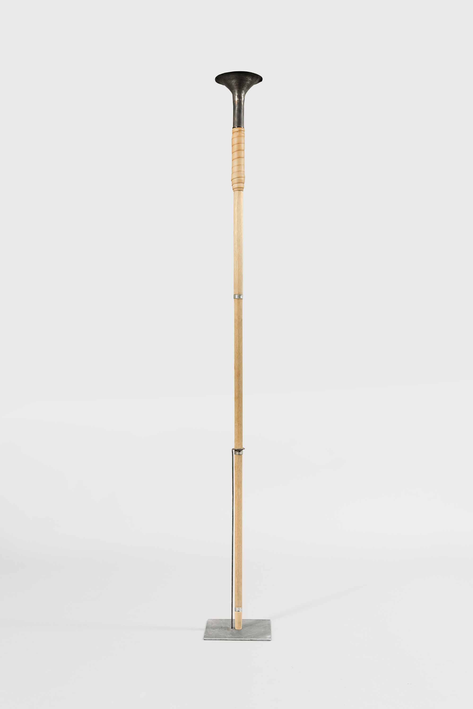 Francesco Pedrini, Strumento#5 (2017; legno, rame e pelle, altezza 175 cm, diametro 15 cm). Courtesy l’artista e Galleria Milano, Milano
