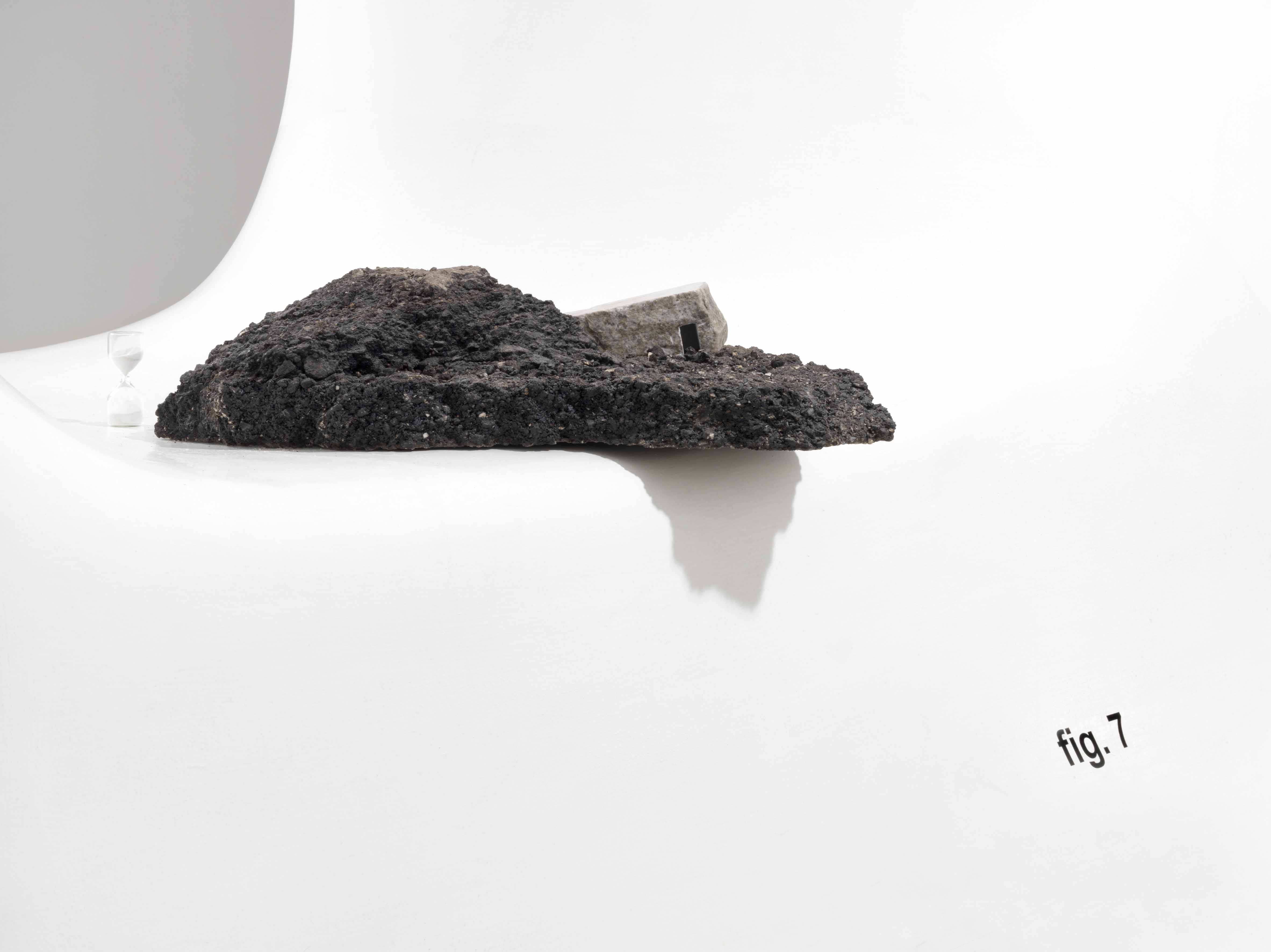 Margherita Moscardini, Maquette (2013; asfalto, reperto di marmo, polvere di marmo, vetro, dimensioni ambientali). Courtesy Collezione Anna e Francesco Tampieri, Modena – Collection of Collections CoC
