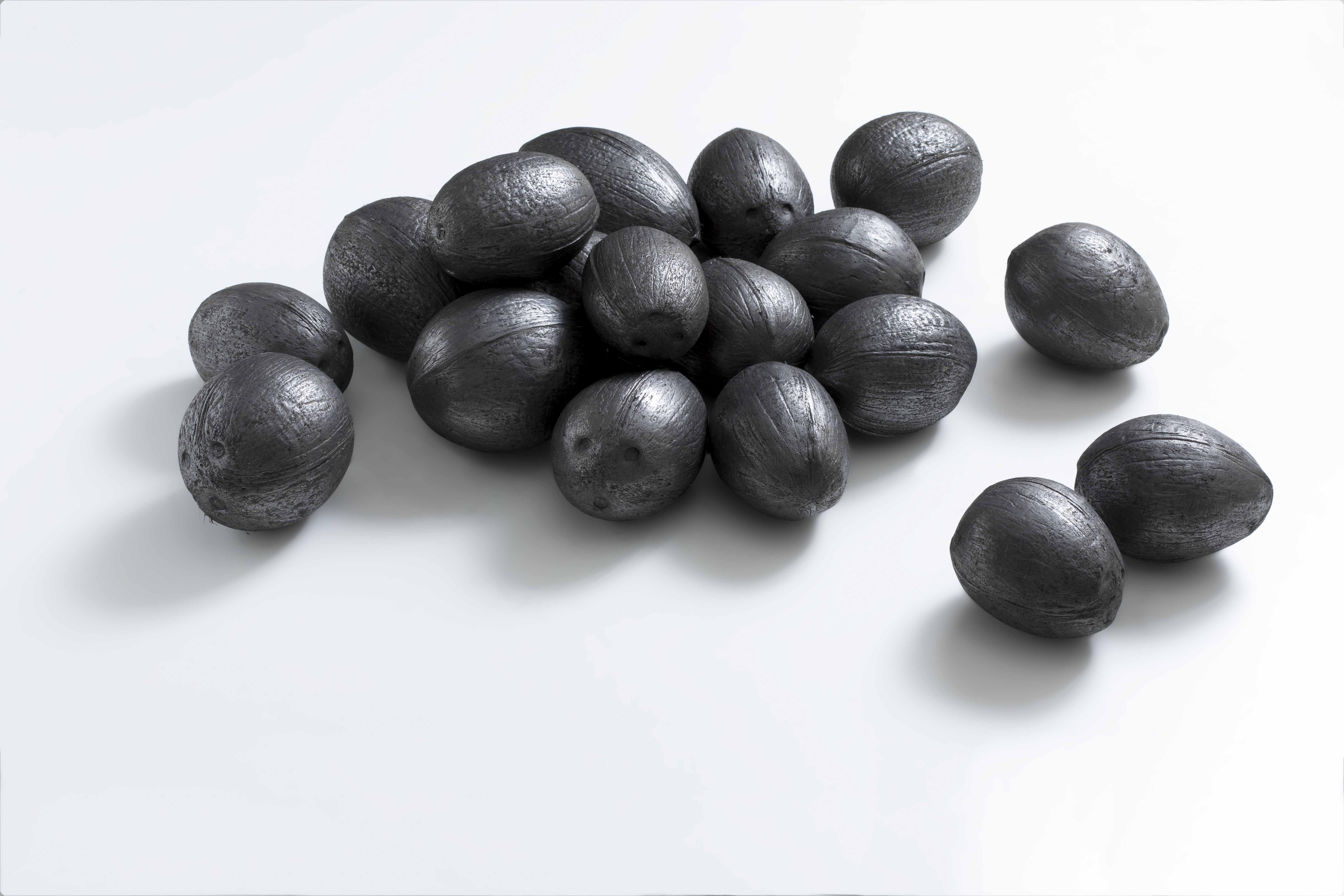 Giovanni Oberti e Marco Strappato, Tre mezze dozzine (2018; noci di cocco, grafite, polvere, dimensioni ambientali). Collezione privata, Courtesy gli artisti
