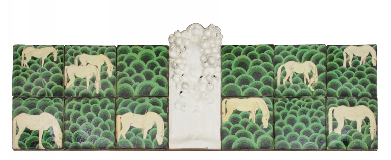 Duilio Cambellotti, Fontanina dei boccali (1910-1914; pannello composto da 13 elementi in terracotta ingobbiata, dipinta e invetriata, 45,5 x 132 x 9,8 cm; Faenza, Museo Internazionale delle Ceramiche)
