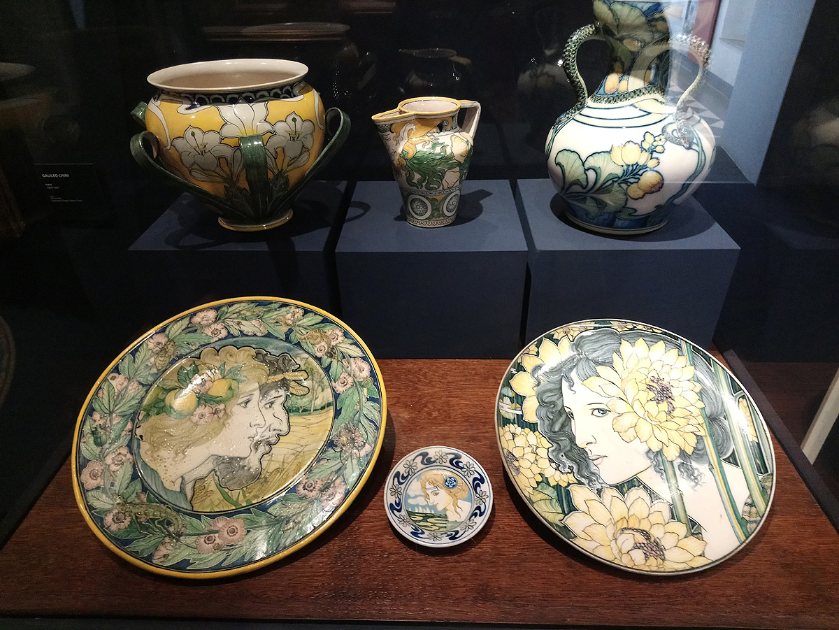 Le ceramiche di Galileo Chini esposte nella prima sala
