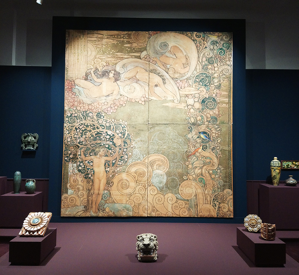 Sul fondo: Galileo Chini, Studio preparatorio per il dipinto della Primavera nel salone delle Terme Berzieri (1919; quattro pannelli, tempera su carta, 380 x 345 cm; Collezione V. Chini)
