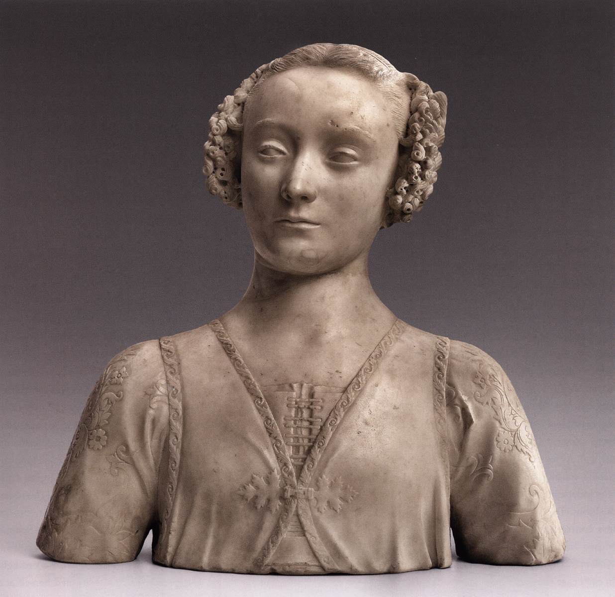 Andrea del Verrocchio, Giovane gentildonna (1465-1466 circa; marmo bianco, 47,3 x 48,7 x 23,8 cm; New York, The Frick Collection, inv. 1961.2.87) 
