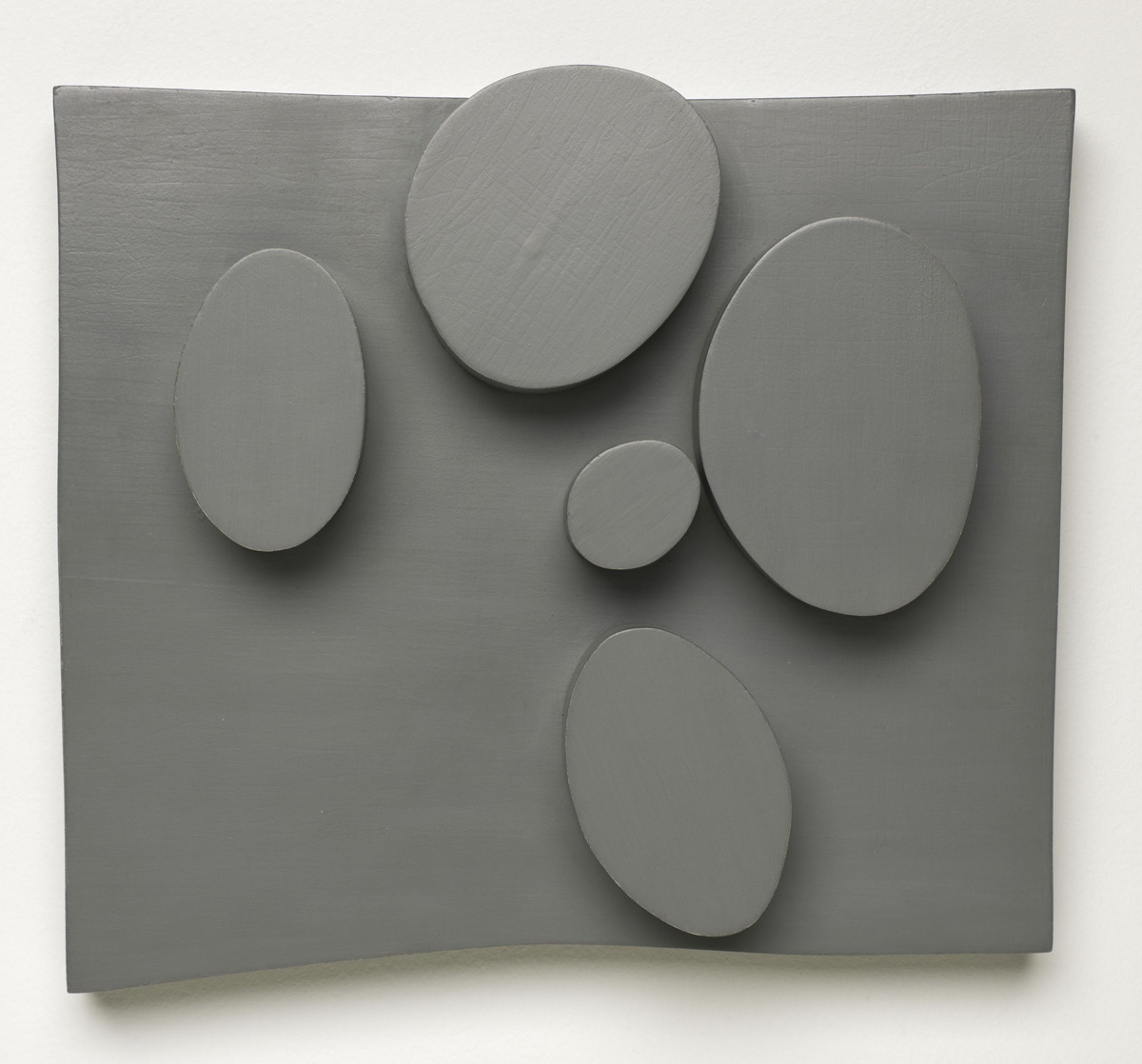 Hans Arp, Oggetti organizzati in base alla legge del caso III (1931; olio su tavola, 25,7 x 28,9 x 6 cm; San Francisco, San Francisco Museum of Modern Art). © 2019 Artists Rights Society (ARS), New York/VG Bild-Kunst, Bonn / © Jean Arp, by SIAE 2019 Photo: Katherine Du Tiel/SFMOMA
 Hans Arp, Oggetti organizzati in base alla legge del caso III (1931; olio su tavola, 25,7 x 28,9 x 6 cm; San Francisco, San Francisco Museum of Modern Art). © 2019 Artists Rights Society (ARS), New York/VG Bild-Kunst, Bonn / © Jean Arp, by SIAE 2019 Photo: Katherine Du Tiel/SFMOMA
