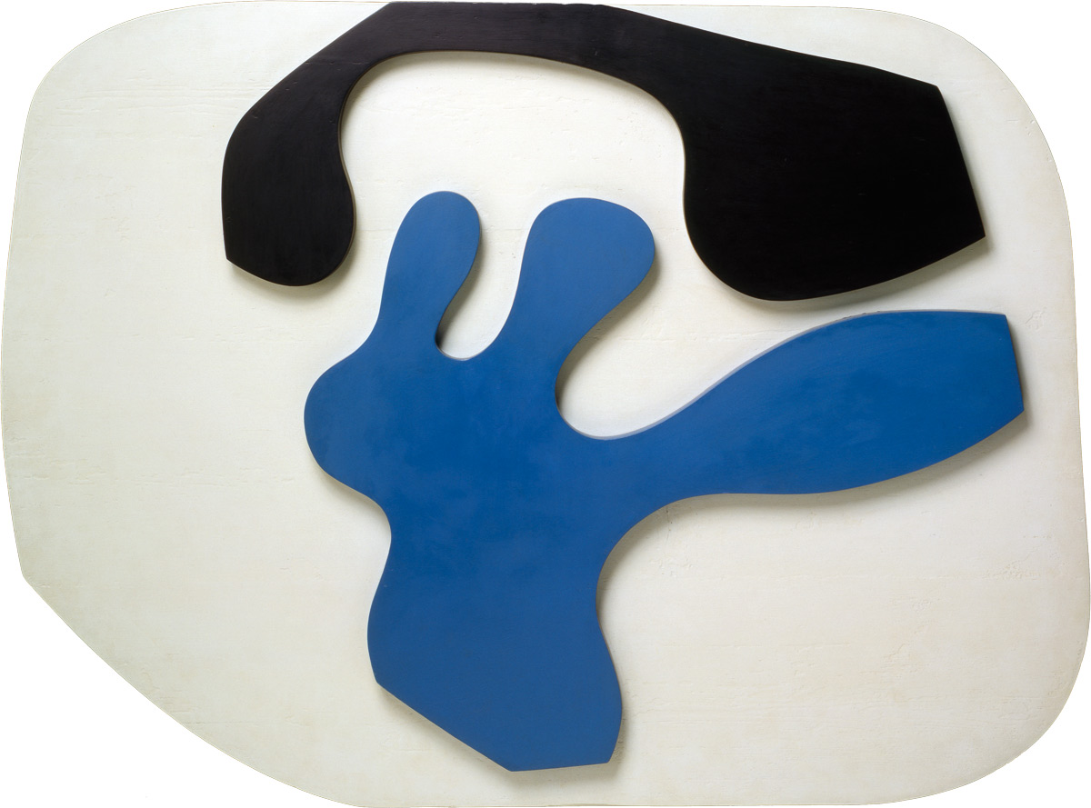 Hans Arp, Scarpa azzurra rovesciata con due tacchi sotto una volta nera (1925 circa; legno dipinto, 79,3 x 104,6 x 2,5 cm; Venezia, Peggy Guggenheim Collection)