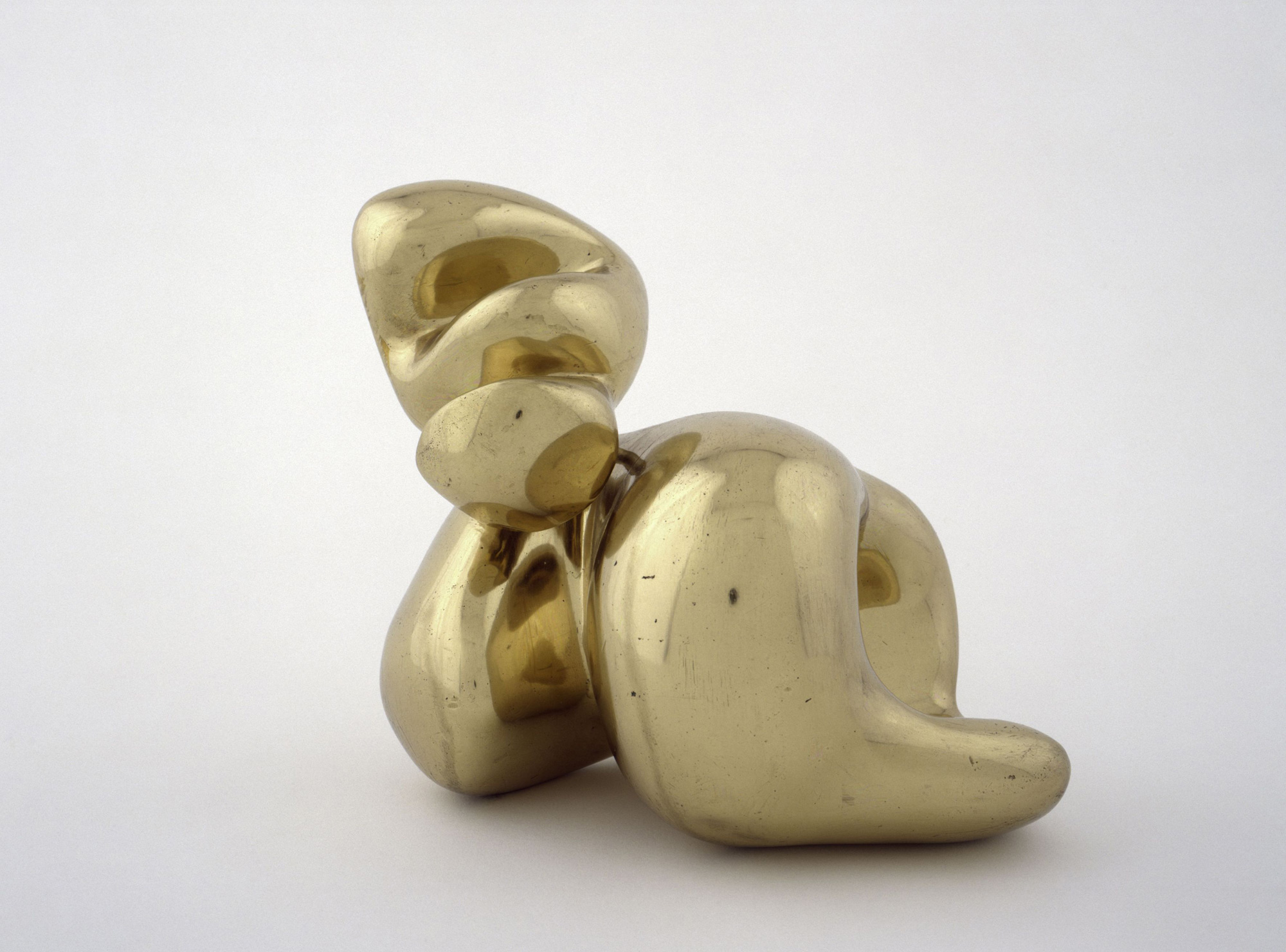 Hans Arp, Testa e conchiglia (1933 circa; ottone lucidato, fusione degli anni Trenta, 19,7 x 22,5 cm; Venezia, Peggy Guggenheim Collection). © 2019 Artists Rights Society (ARS), New York/VG Bild-Kunst, Bonn / © Jean Arp, by SIAE 2019 
 Hans Arp, Testa e conchiglia (1933 circa; ottone lucidato, fusione degli anni Trenta, 19,7 x 22,5 cm; Venezia, Peggy Guggenheim Collection). © 2019 Artists Rights Society (ARS), New York/VG Bild-Kunst, Bonn / © Jean Arp, by SIAE 2019