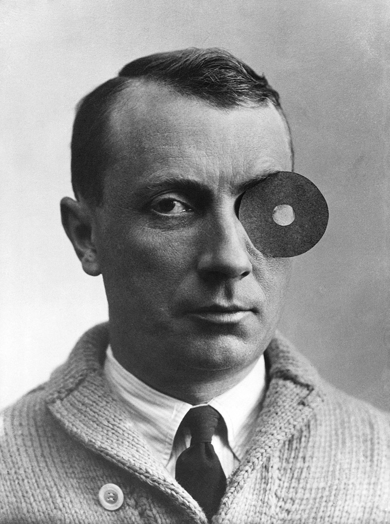 Ritratto di Hans Arp (1926 circa). Courtesy Stiftung Arp e.V., Berlin/Rolandswerth
 Ritratto di Hans Arp (1926 circa). Courtesy Stiftung Arp e.V., Berlin/Rolandswerth
